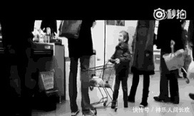 无动于衷|熊孩子用购物车撞男子,宝妈却在一旁无动于衷,看男子的做法太爽