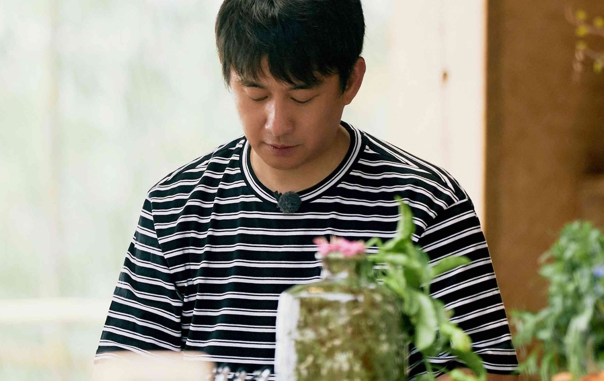 画风|《向往4》更新宣传片,张子枫扛梯子飞奔,蘑菇屋画风跑偏太沙雕