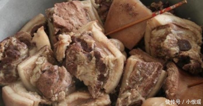 东北|实拍东北“正宗杀猪宴”, 满桌都是土货, 菜摞好几层, 撑得扶墙走