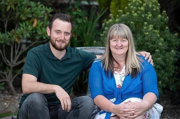  如今|英母亲竟原谅杀儿凶手，还资助其读书，昔日罪犯如今收获完美家庭