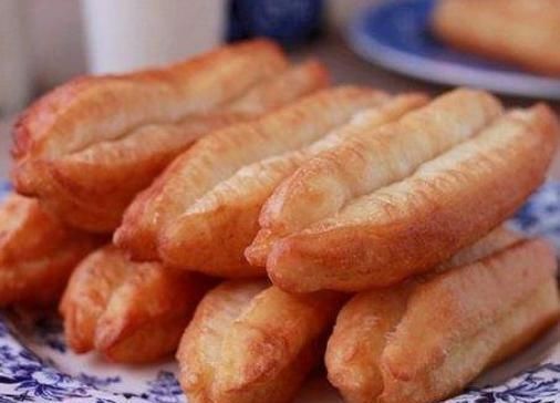  用筷子|老妈教我炸油条，不用泡打粉不用小苏打，蓬松酥脆，出锅吃好几根