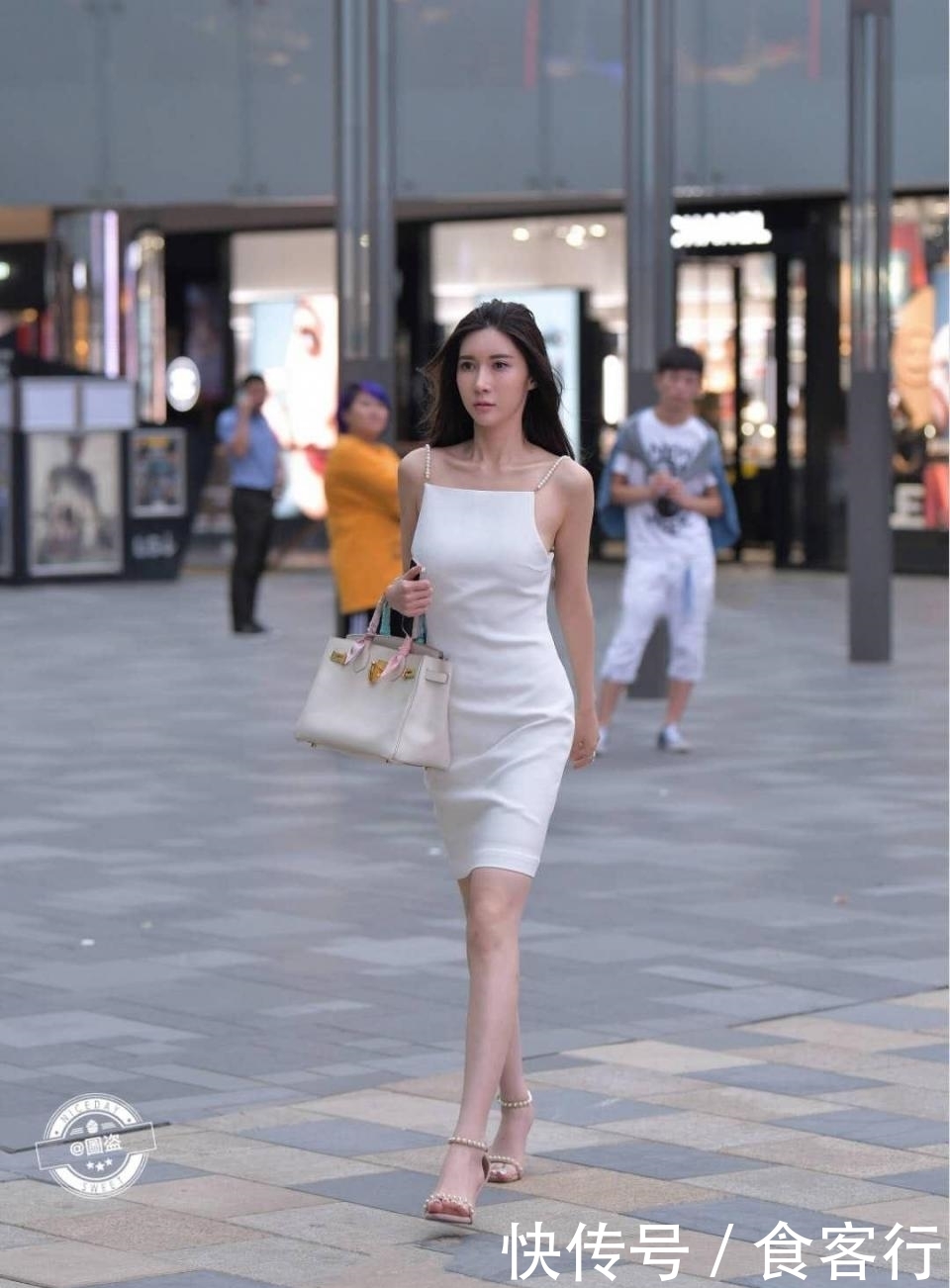 小姐姐|街拍：女神级小姐姐穿大露背连衣裙，凹凸有致的曲线，自带性感！