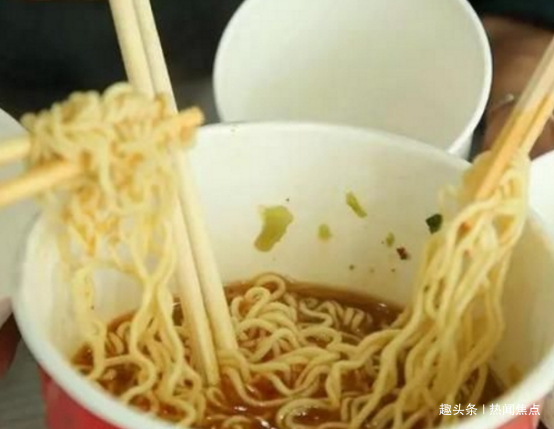 桶装|桶装为什么比袋装的方便面贵知道原因后,我宁愿吃桶装