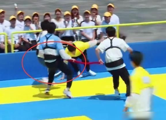  拒绝|当全队要逮捕陈立农时，看到蔡徐坤的动作，真的是满屏写着拒绝