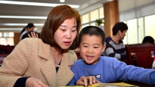 无效|男孩公交车上多次故意踢踹乘客,教育无效后,男子的反击太残忍