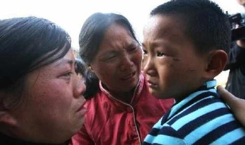 旅游|出门旅游时，遇上人贩子别喊“我不认识他”，这两招让路人想帮你