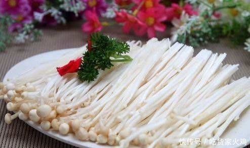 放在|买回来的金针菇根别扔,放在水里,还能长出好几捆!