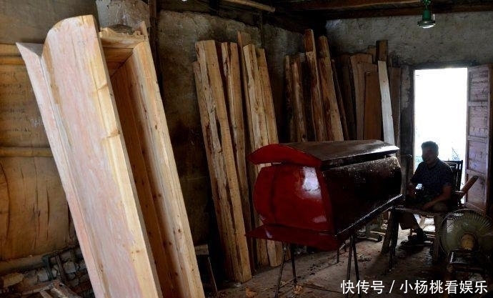 店家|古代棺材铺门上经常贴一对联, 看的人都称好, 店家却唯恐生意太好