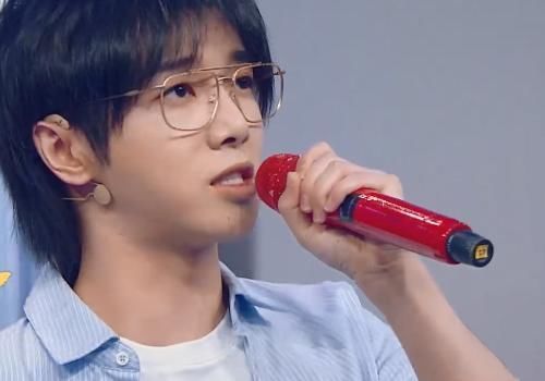  人心|《王牌》嘉宾一起唱歌，华晨宇偏在话筒上抢镜，原因让人心生敬意