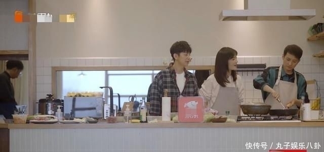  家族|吴昕在节目中下厨，虽然动作生疏，但是快乐家族其他人的反应却