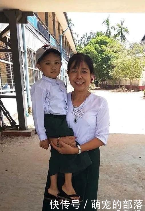  男孩|缅甸17岁男孩看上去只有6岁！高考时，连监考老师都跑来合影