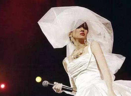 张含韵|李斯组集体婚纱,张雨绮惊艳张含韵甜美,李斯丹妮却像个铁憨憨