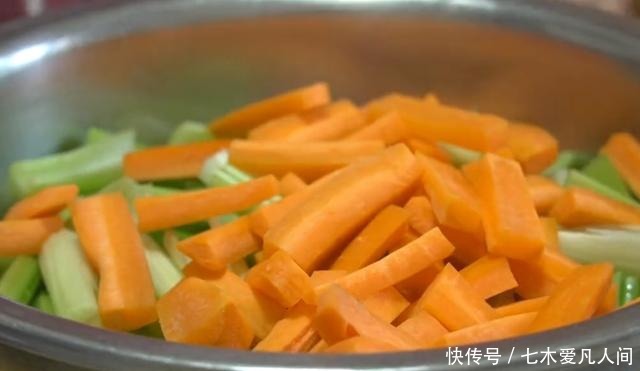 天天|夏天家人最爱这盘芹菜,天天吃也不腻,酸脆开胃,一次至少做5斤