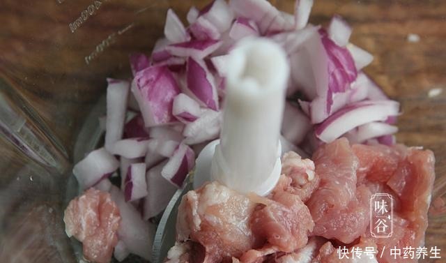 把土豆|自从学会土豆饼这做法,我家一周吃3次,外酥里软,真好吃