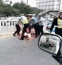 gif|搞笑gif趣图:用力踩呀,救人要紧