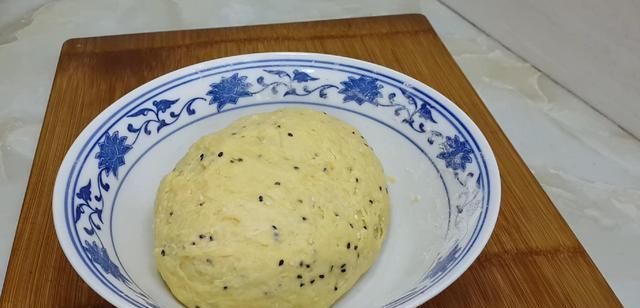  我家|我家面粉就爱这样做，加4个鸡蛋，做法比麻花简单，比油条都好吃