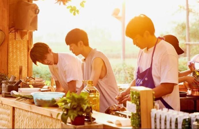  爆笑|黄磊询问任嘉伦能不能吃辣椒,九字回答全场爆笑,太逗了