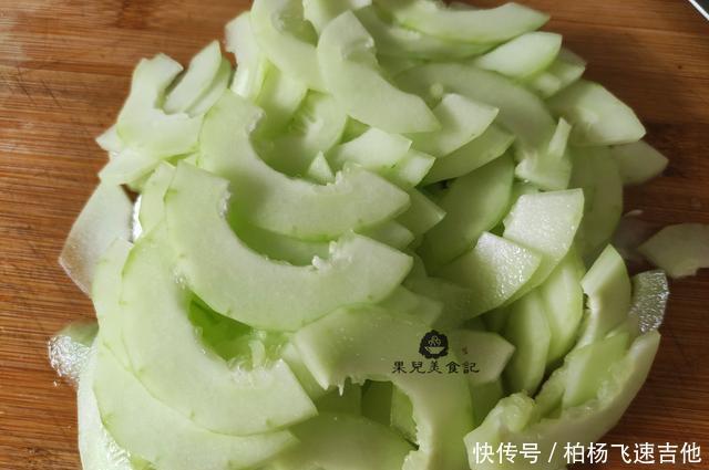 下饭|秋天,遇到此菜别错过,2块钱一斤,营养美味,炒肉吃很下饭