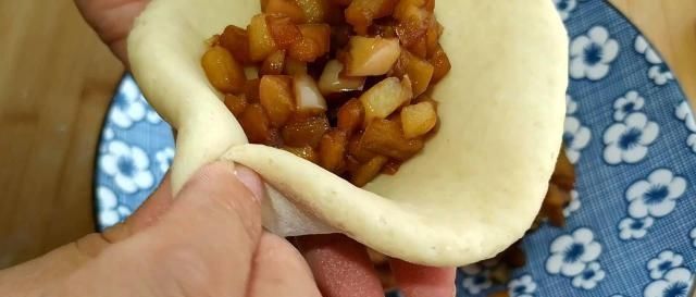 真香|做面包不用高筋粉，不用烤箱，2个苹果加2个鸡蛋，暄软拉丝，真香