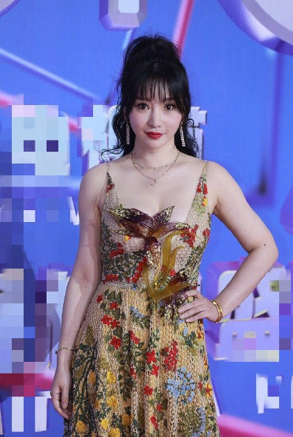 恨天高|柳岩红毯上摔倒需两人搀扶才站起来,“虎背熊腰”疑似发福严重