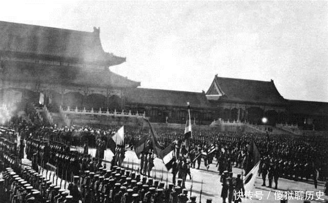 百姓|在华的八国联军老照片，清朝百姓拿着武器与之合影是什么心态