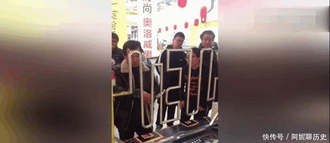  摆摊|实拍 玩一次5元, 90后小伙1500元在商场里摆摊, 月赚万元