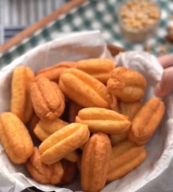 金黄|外面油条不放心教你在家炸油条,金黄酥脆又好吃,2块钱炸一锅