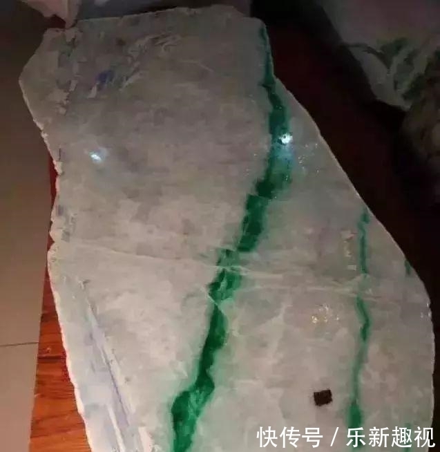  翡翠|缅商要价300万的翡翠原石，一刀切开高兴地跳起来！
