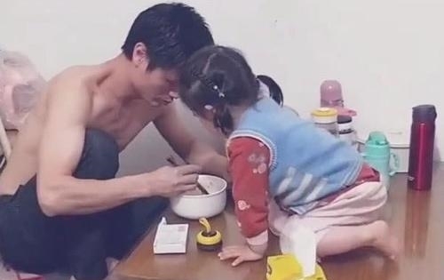 猜中|“淡定奶爸”喂小情人吃饭火了,猜中了开头,却没猜到结局