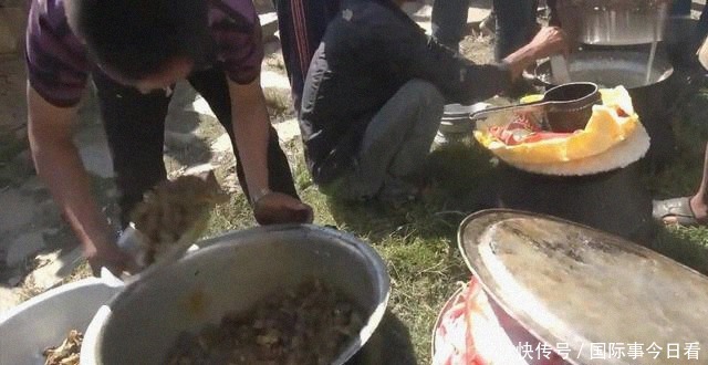 米饭|尼泊尔农村大型酒席,场面壮观,只吃一个菜咖喱羊肉配米饭