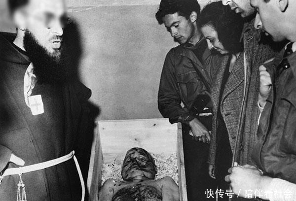 参观|历史罕见照:躺棺材中的墨索里尼,参观女子学院的希特勒,坦克上煎蛋的德军
