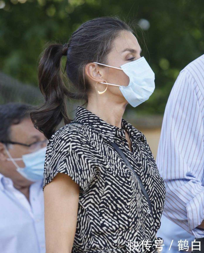  连体|西班牙王后穿连体裤亮相，端庄气质又时髦，唯独花纹太像老年装