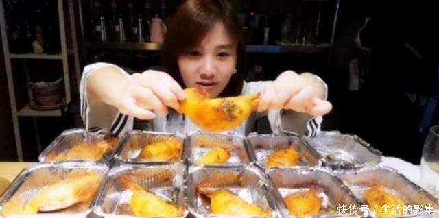 鸡翅|密子君狂吃30个鸡翅包饭,当镜头远离食物后,网友当我傻子啊!