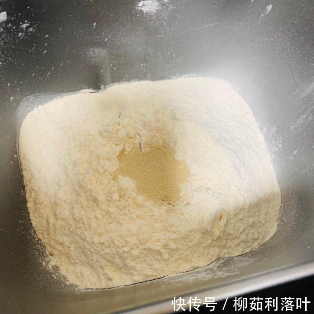 豆沙包|南瓜豆沙包,金黄色很是诱人