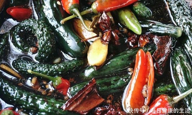 黄瓜就|腌黄瓜不酸脆还容易坏掉,这是因为你做错一步了,赶紧改过来吧!