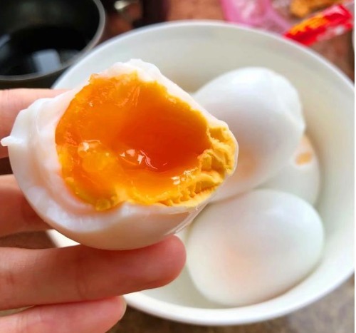  煮鸡蛋|水煮蛋时，不要只加清水煮，加一勺它，鸡蛋又香又嫩，好剥皮