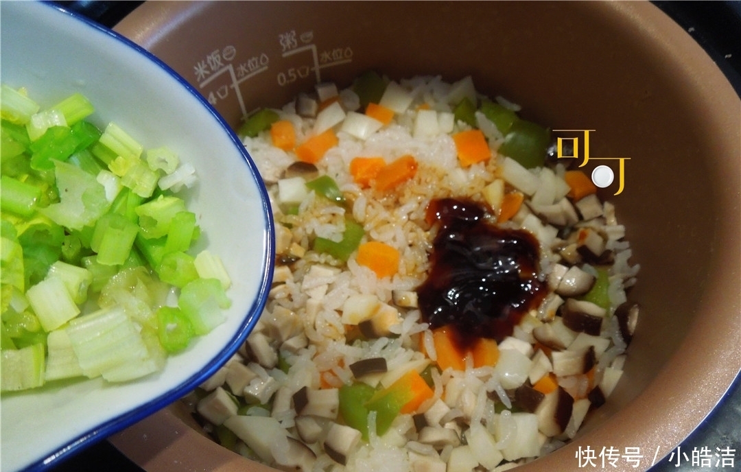 食材|最适合夏天吃的焖饭,不用开火,五种食材一起焖,每人两碗不够吃