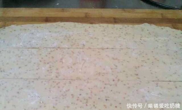  美味|一碗面粉，一把芝麻，教你做美味的油炸筷子，咸脆香！