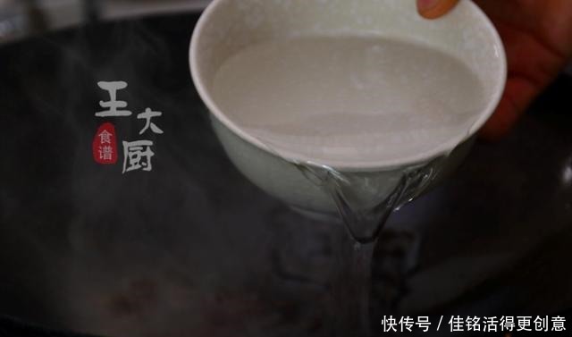 弹牙|莲藕肉丸子汤,丸子爽滑弹牙,汤水清淡鲜香,是你喜欢的味道