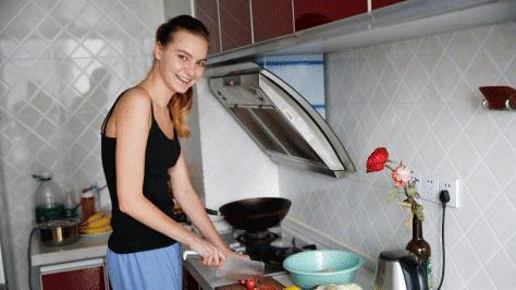 美女|法国美女到中国,帮朋友煮饭时这一幕迷茫了:中国人的手有魔法?