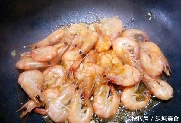 大虾|大虾不要再水煮了！这样做好吃10倍，孩子忍不住多吃半碗饭！