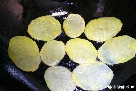 易碎|干锅土豆片,焯水还是过油多数人不懂,难怪土豆片易碎不好吃