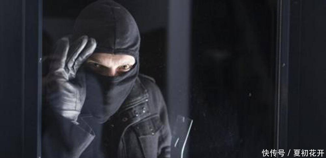 女儿|小偷去寡妇家偷东西, 寡妇对女儿说了三个子, 第二天小偷送钱上门！