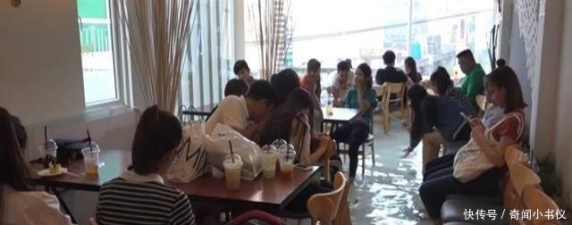 养鱼|在地板上养鱼的锦鲤咖啡厅走红越南,最怕顾客有脚气
