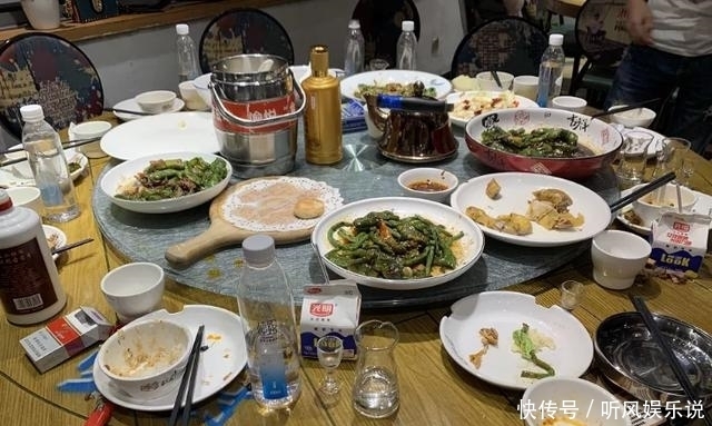 香糖的东西|饭店聚餐吃出异物，像是被嚼过的“口香糖”？服务员揭开真相…