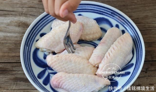 小女孩|跟七岁小女孩学炸鸡翅,注意裹粉步骤,鸡翅表面能起鳞