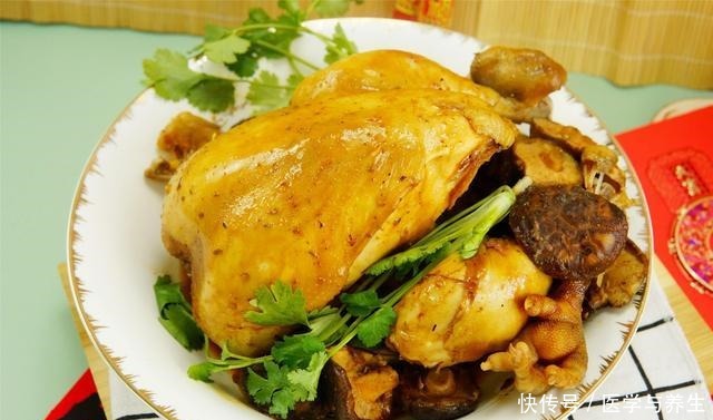 滴水|把整只鸡扔进电饭煲,不放1滴水和油,出锅香过吃烤鸡,太解馋了