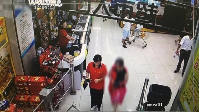  工作人员|大妈“顺走”商品被超市调查时坠楼摔伤，向超市索赔17万你咋看
