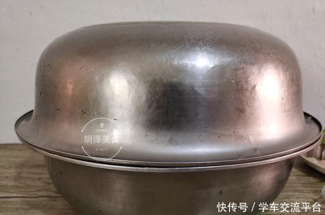 用酵母来发酵面粉|蒸馒头面粉与酵母的比例,可不可以放白糖面点师来教你怎样做