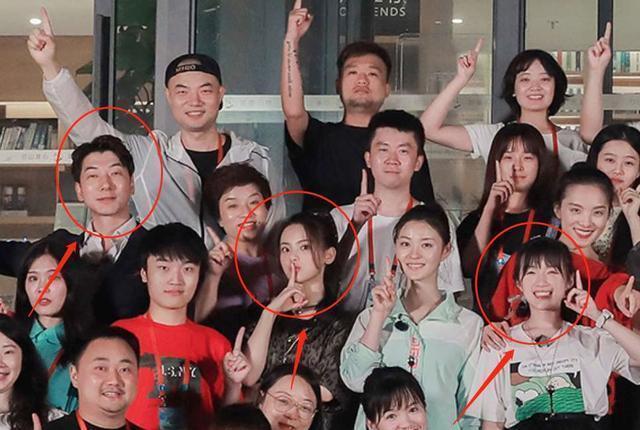  中餐厅|《中餐厅4》晒全家照，赵丽颖复出强占C位，杨超越女团梦不灭？